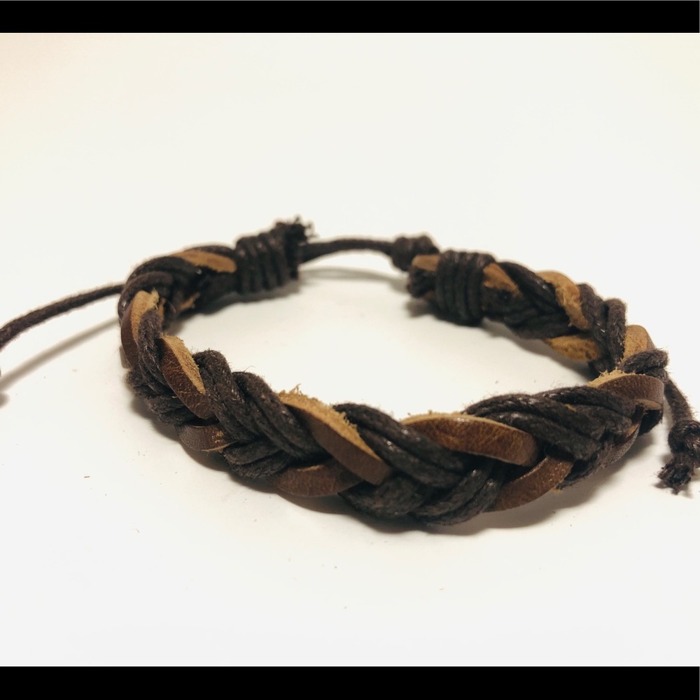 Adjustable leather bracelet